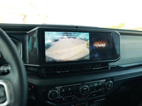 Used 2025 Jeep Wrangler Unlimited Sahara image 25