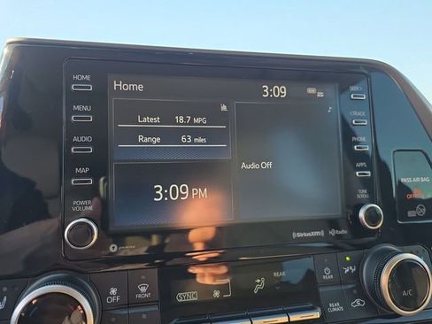 Used 2021 Toyota Highlander XLE image 23