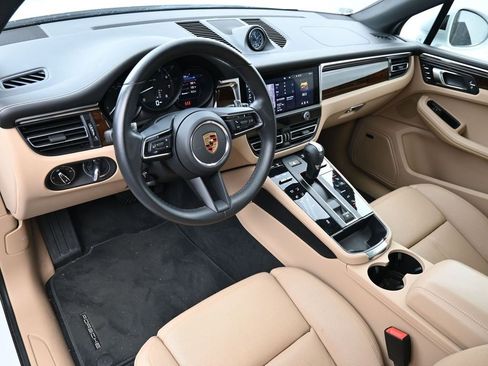 Certified 2024 Porsche Macan image 4