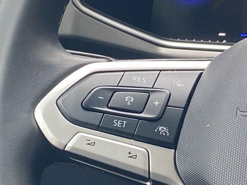 Used 2025 Volkswagen Taos SE image 5