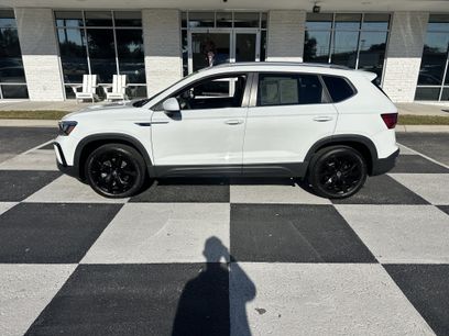 Used 2024 Volkswagen Taos SE w/ Panoramic Sunroof Package