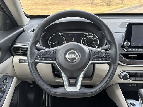 Used 2024 Nissan Altima 2.5 SV AWD/4WD image 16