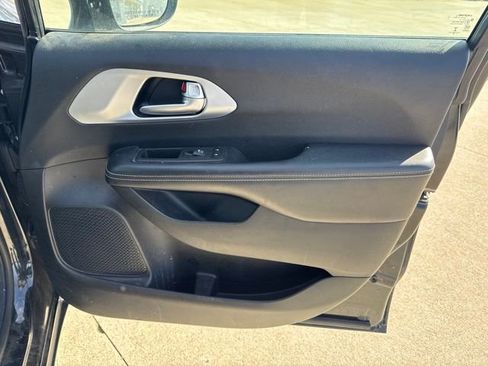 Used 2020 Chrysler Pacifica Touring-L Plus w/ S Appearance Package FWD image 15