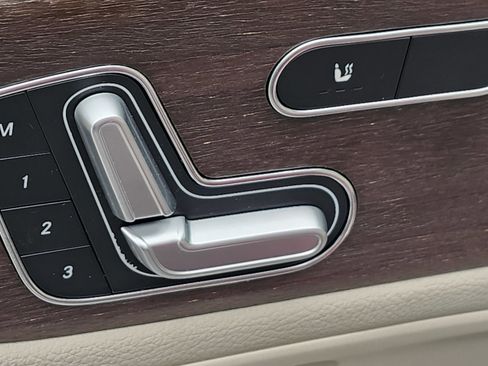 Used 2021 Mercedes-Benz GLA 250 4MATIC w/ Premium Package image 21