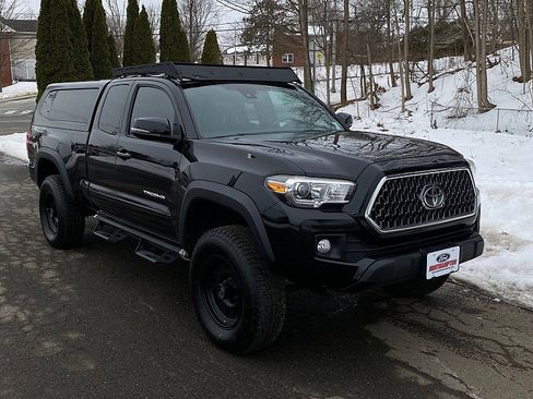 Used 2019 Toyota Tacoma TRD Off-Road w/ TRD Premium Off Road Package image 3
