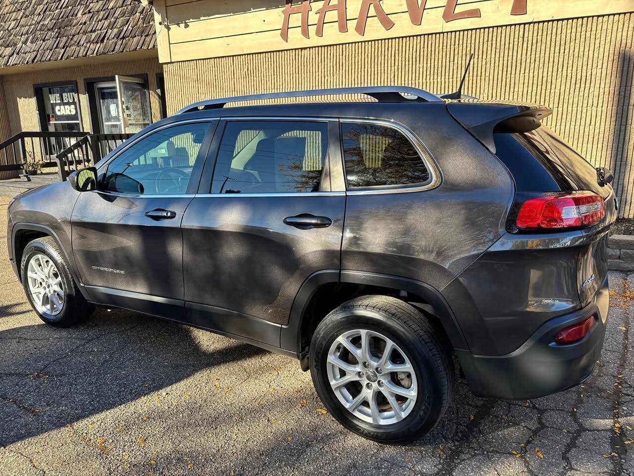 Used 2018 Jeep Cherokee Latitude Plus w/ Cold Weather Group AWD/4WD image 5