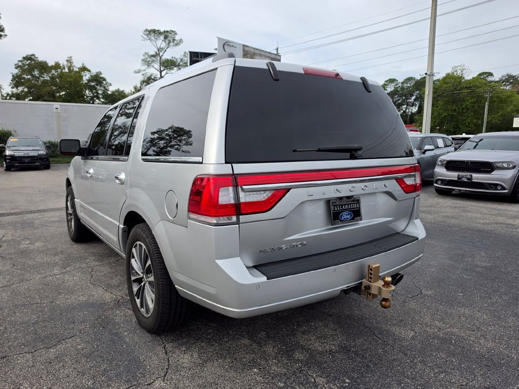Used 2017 Lincoln Navigator Select RWD image 2