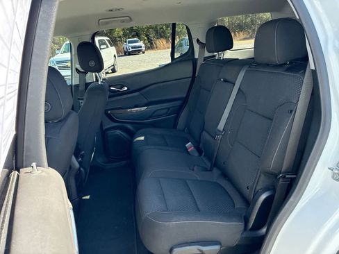 Used 2023 GMC Acadia SLE image 23