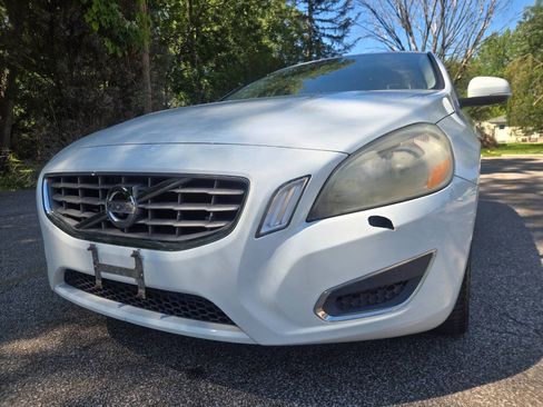 Used 2012 Volvo S60 T5 w/ Climate Pkg FWD image 2