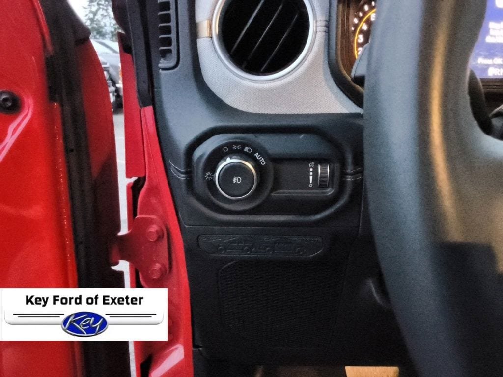 Used 2025 Jeep Wrangler Unlimited Sahara AWD/4WD image 31
