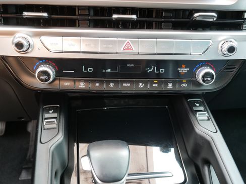 Certified 2024 Kia Telluride S w/ S Sunroof Package AWD/4WD image 23