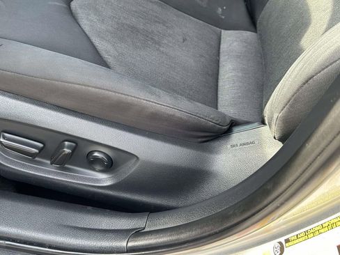 Used 2018 Toyota Camry LE FWD image 19
