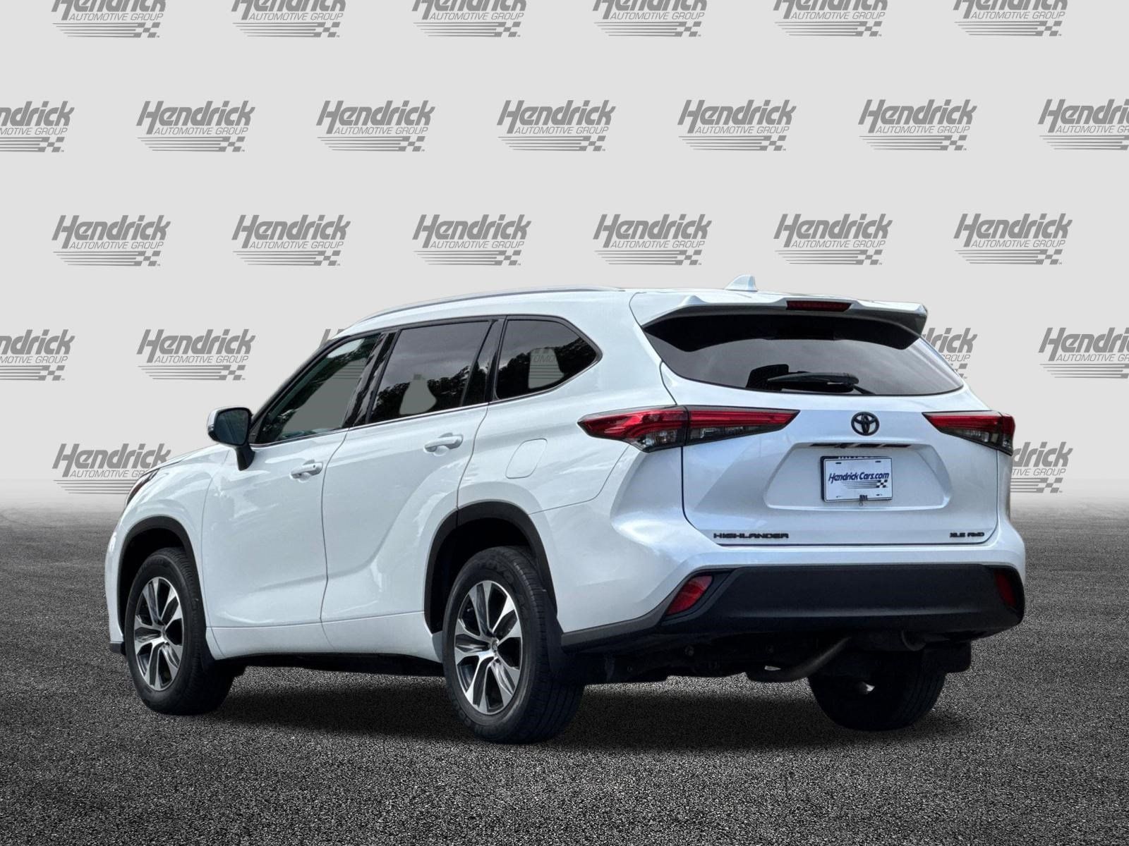 Used 2022 Toyota Highlander XLE AWD/4WD image 7