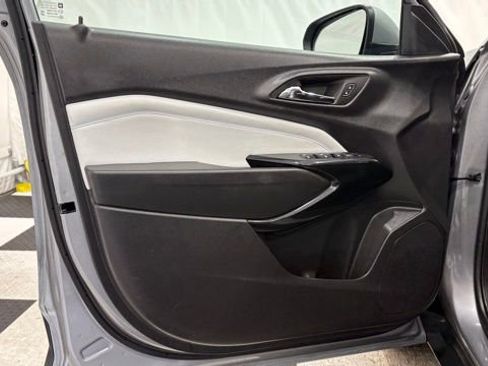 Used 2025 Chevrolet Trax LT w/ LT Convenience Package image 13