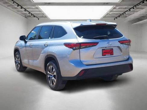 Used 2023 Toyota Highlander XLE AWD/4WD image 3