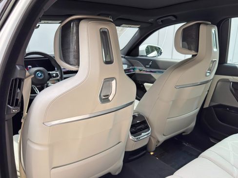 Used 2023 BMW i7 xDrive60 AWD/4WD image 48