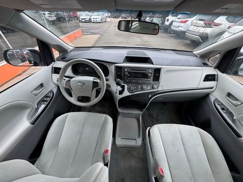Used 2014 Toyota Sienna L image 17
