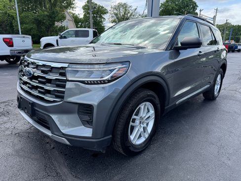 Used 2025 Ford Explorer Active AWD/4WD image 3