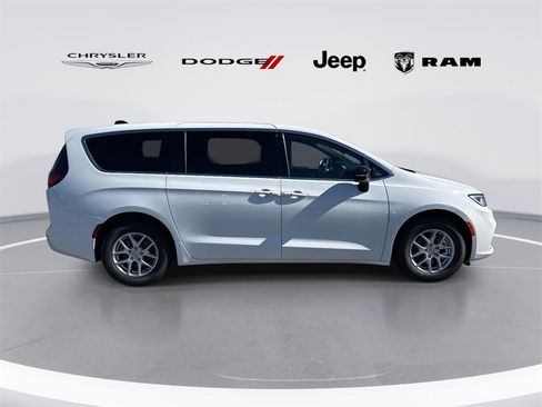New 2026 Chrysler Pacifica Select image 2