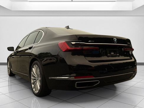 Used 2022 BMW 740i xDrive w/ Premium Package AWD/4WD image 3