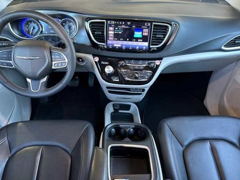 Used 2024 Chrysler Pacifica Touring-L image 5