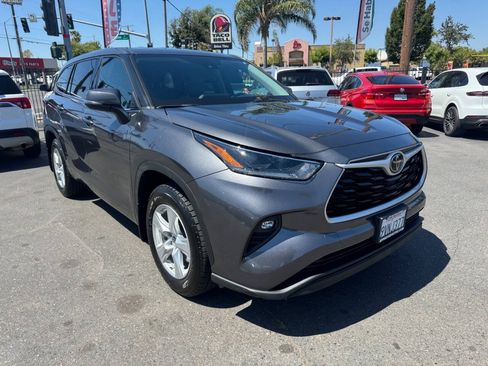 Used 2021 Toyota Highlander LE AWD/4WD image 2