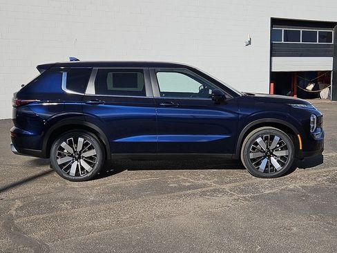 New 2026 Mitsubishi Outlander SE image 15