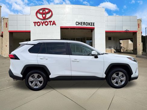 Used 2025 Toyota RAV4 XLE FWD image 4