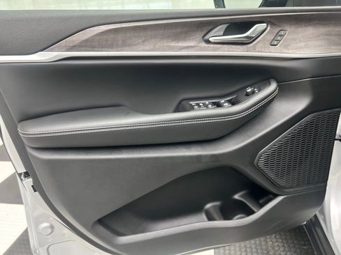 New 2025 Jeep Grand Cherokee Limited image 10