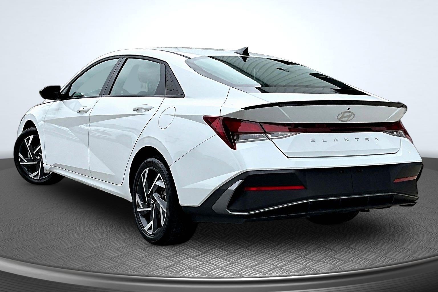 Used 2025 Hyundai Elantra Sport FWD image 3