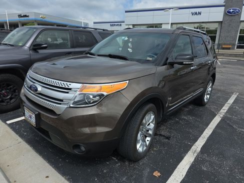 Used 2015 Ford Explorer XLT w/ Equipment Group 201A AWD/4WD image 2