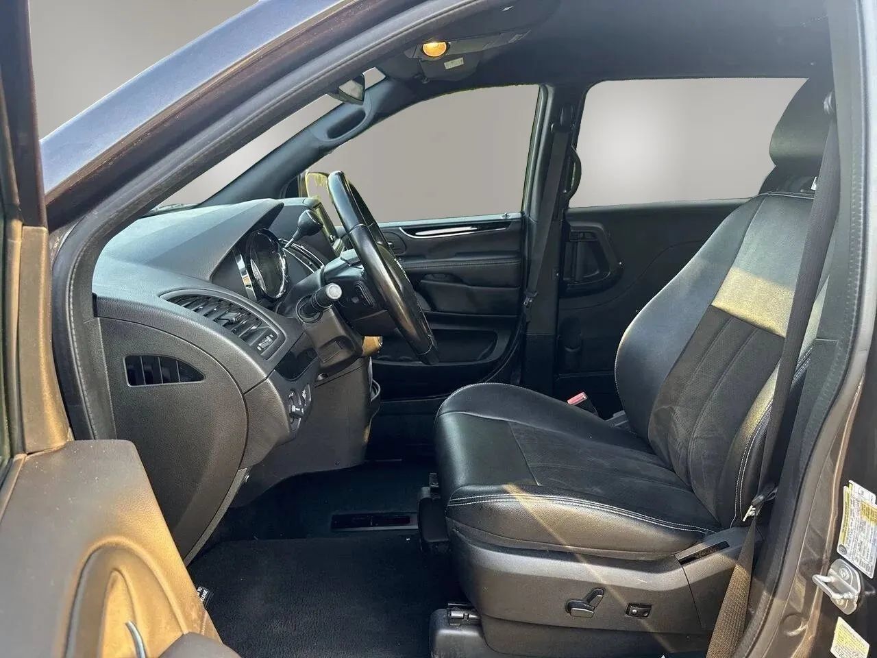 Used 2019 Dodge Grand Caravan SXT w/ Blacktop Package FWD image 11