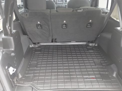 Used 2018 Jeep Wrangler Unlimited Sahara w/ Cold Weather Group image 19