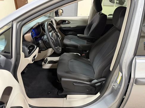 Used 2021 Chrysler Voyager L FWD image 39