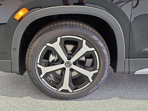 New 2026 Volkswagen Tiguan SE FWD image 12