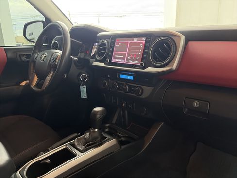 Certified 2021 Toyota Tacoma SR5 image 19