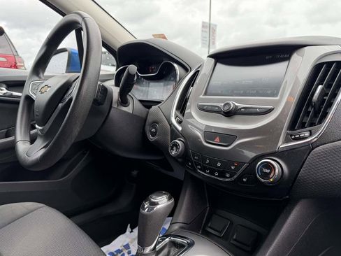 Used 2018 Chevrolet Cruze LT w/ LT Convenience Package FWD image 18