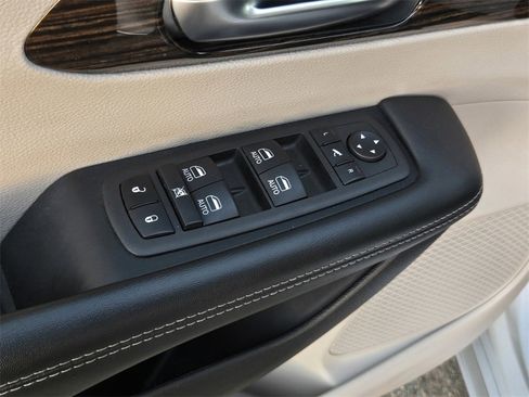 Used 2023 Chrysler Pacifica Limited image 11