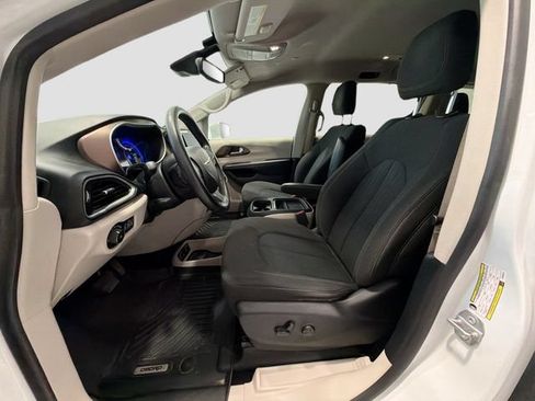 Used 2019 Chrysler Pacifica Touring Plus w/ Advanced Safetytec Group FWD image 18