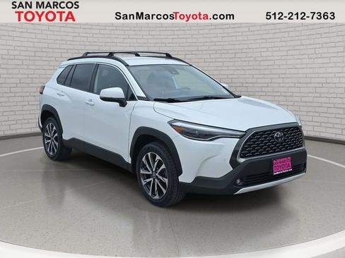 Used 2022 Toyota Corolla Cross XLE image 3