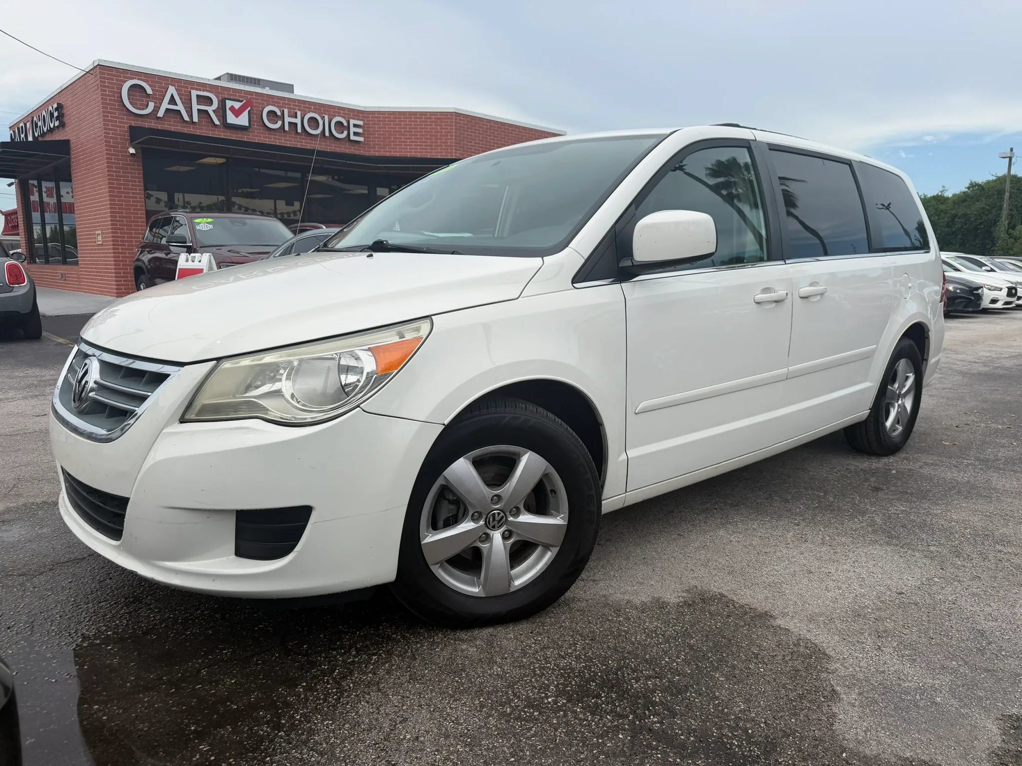 Used 2011 Volkswagen Routan SE FWD image 1