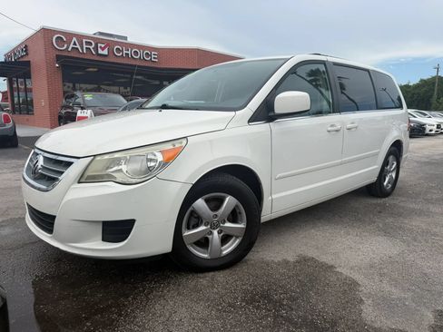Used 2011 Volkswagen Routan SE FWD image 1