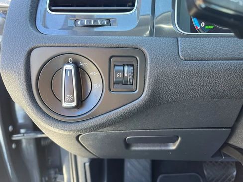 Used 2019 Volkswagen e-Golf SEL Premium image 32