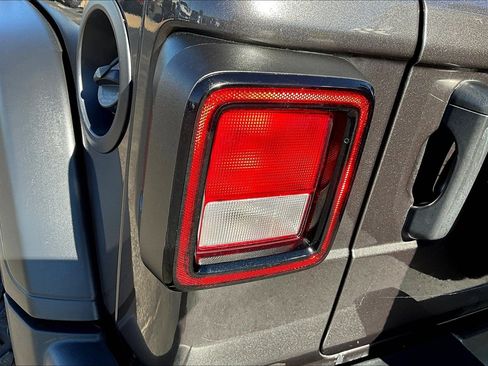 Used 2021 Jeep Wrangler Unlimited Sport image 31