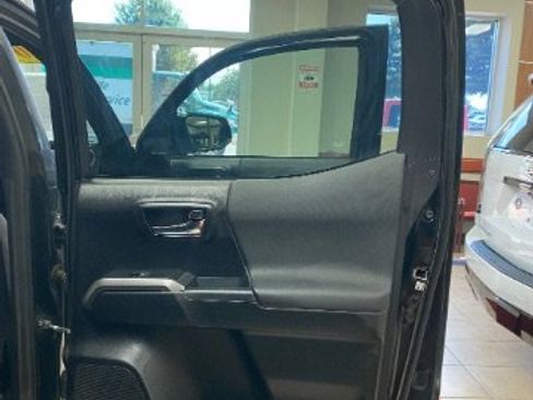 Used 2019 Toyota Tacoma TRD Sport w/ Technology Package RWD image 8