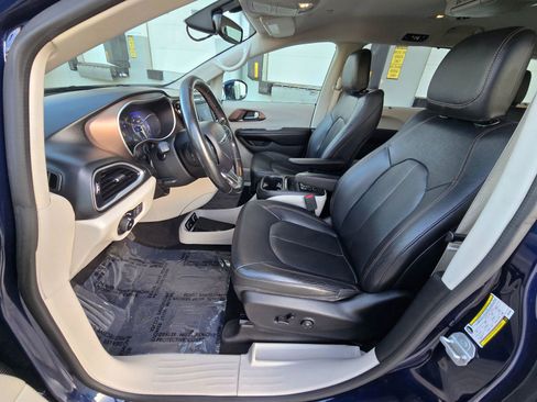 Used 2019 Chrysler Pacifica Touring-L FWD image 12