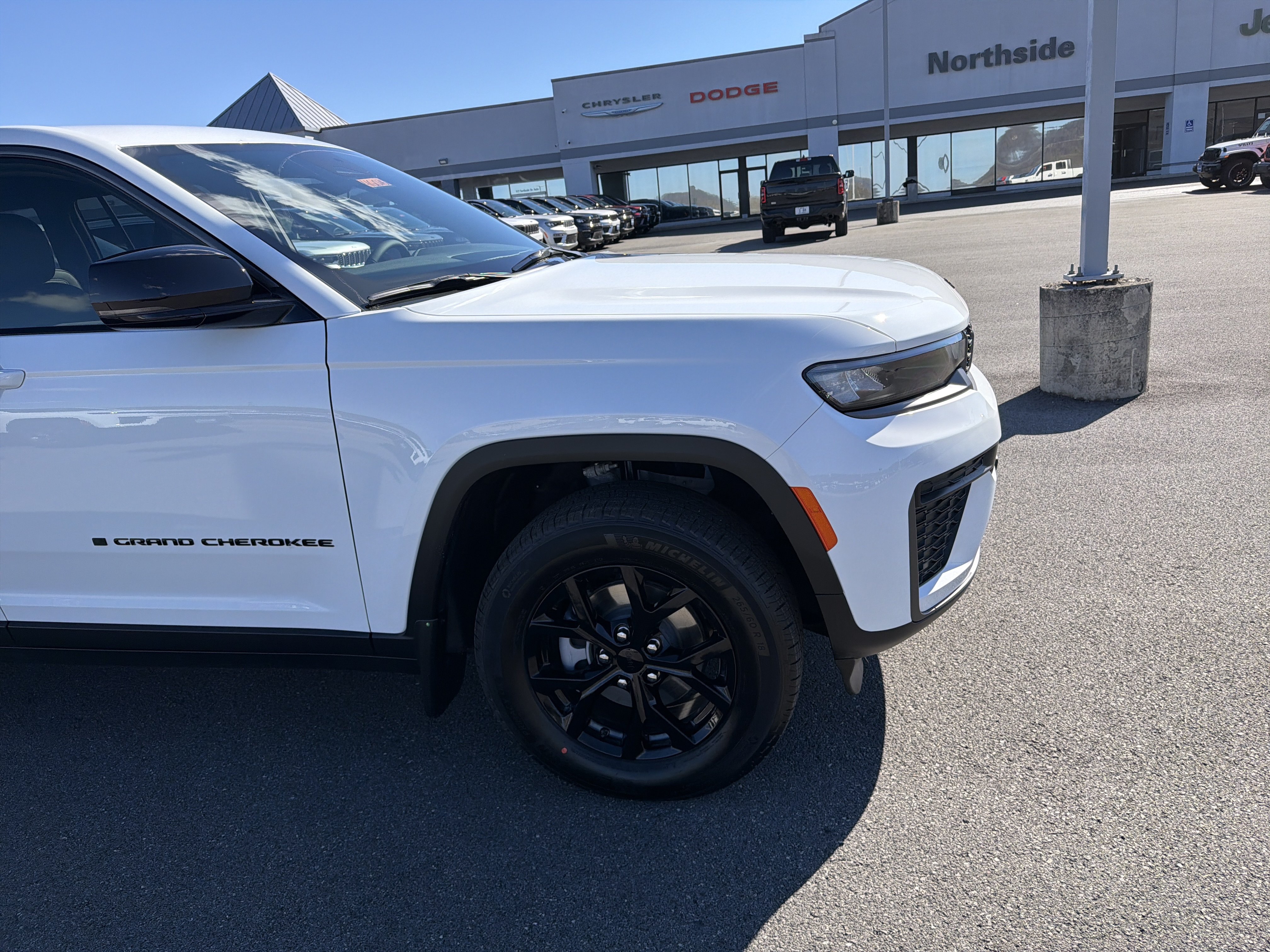 New 2026 Jeep Grand Cherokee Altitude AWD/4WD image 4