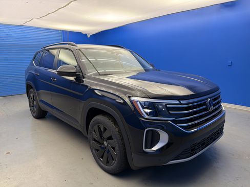 New 2026 Volkswagen Atlas SE image 2