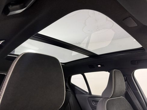 Used 2024 Volvo XC40 B5 Plus image 11