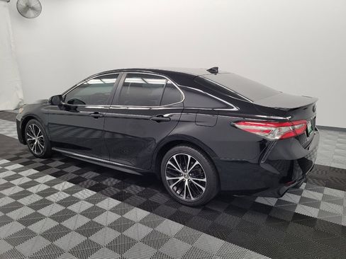 Used 2019 Toyota Camry SE FWD image 3